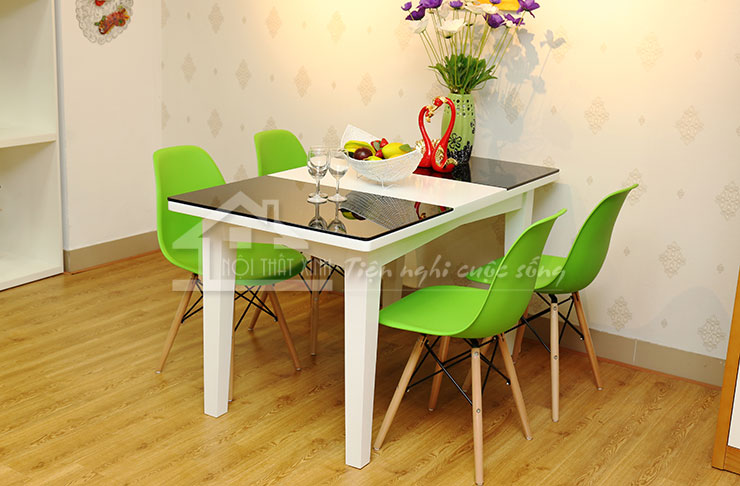 Bộ bàn ăn sử dụng mặt kính đen thiết kế sang trọng tinh tế