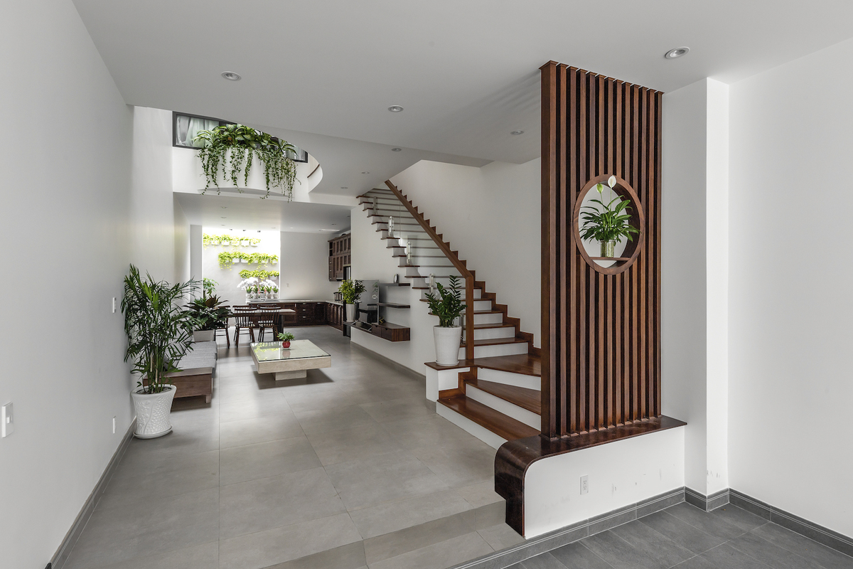 trang trí phòng khách nhà ống có cầu thang